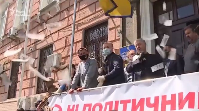 В Порошенко бросили пачку фальшивых долларов – экс-гарант отодвинул охрану и ответил провокатору (видео)
