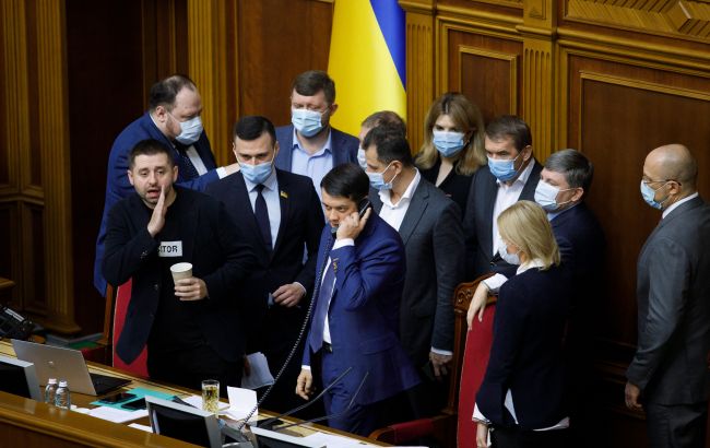 Свежий рейтинг партий: за кого украинцы проголосуют на выборах в Раду