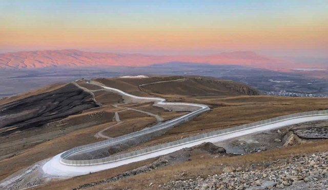 Турция завершила строительство 81-километровой стены на границе с Ираном