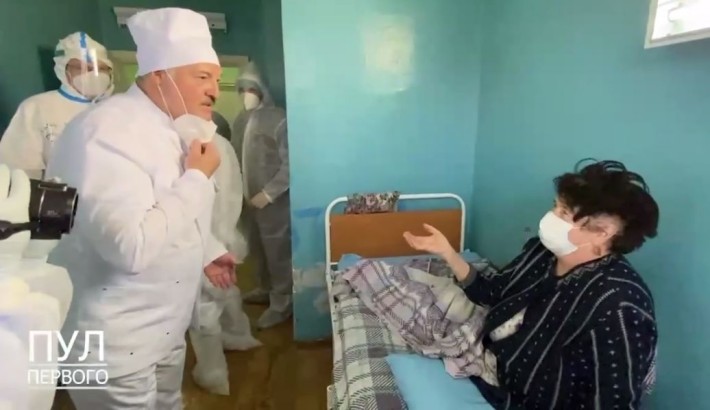 “Живий я”: Лукашенко зняв маску під час зустрічі з пацієнтами ковідної лікарні