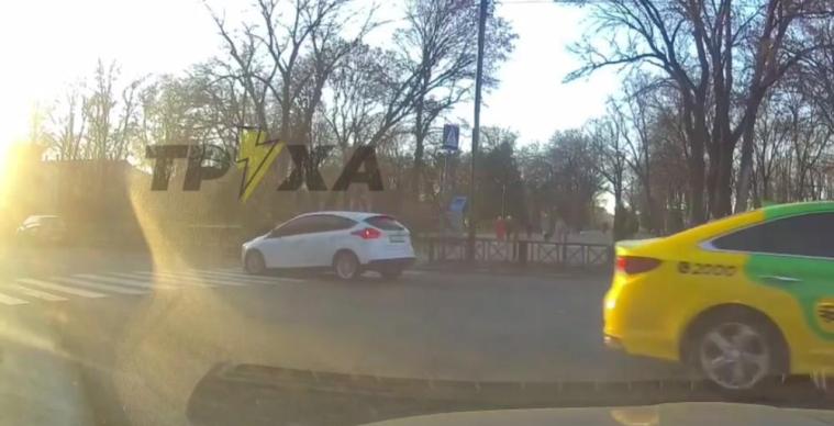 У Харкові авто на великій швидкості знесло дитину на пішохідному переході (відео)