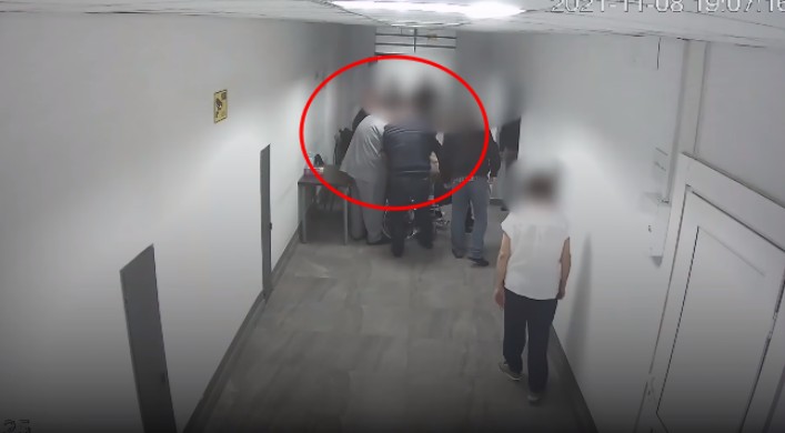 У Грузії показали відео, як Саакашвілі затягують у тюремну лікарню, і заявили про «напад»