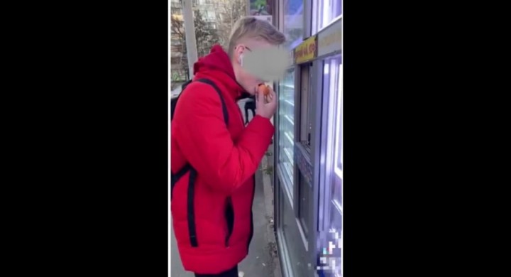 У Дніпрі юний тіктокер задля відео їв яблуко і плював ним у продавців (відео)