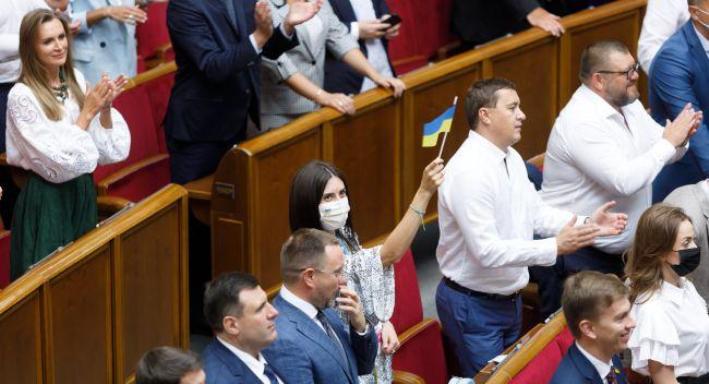 Українцям планують виплатити тисячу гривень за вакцинацію. Рада прийняла закон за основу