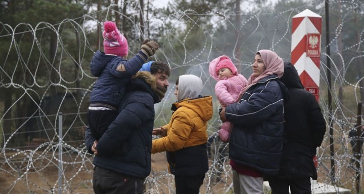 Нелегалів на кордоні з Польщею засипало снігом: люди мерзнуть і розповідають про знущання білорусів