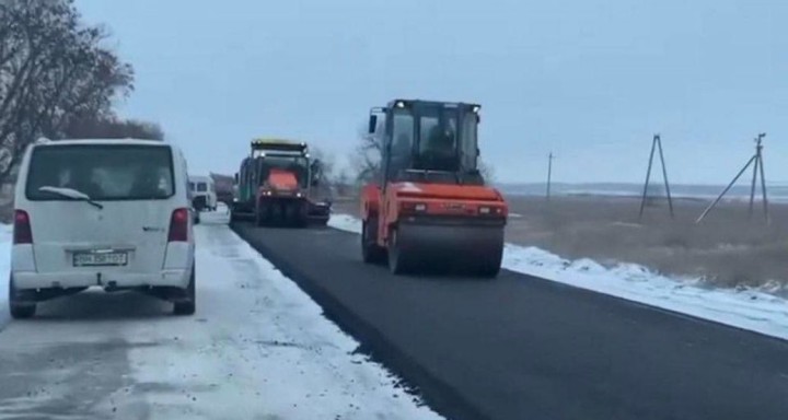 В Одесі дорожники відзначилися «новітніми технологіями»: укладали асфальт просто на сніг (відео)