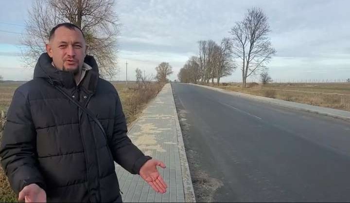 Парадокси «Великого будівництва»: між селами дорогу в полі виклали плиткою (відео)
