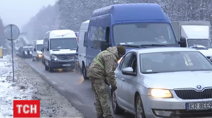 Сотні машин у чергах на польсько-українському кордоні: заробітчани масово повертаються додому