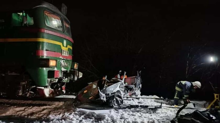 Під Франківськом пасажирський потяг розчавив авто: є жертви