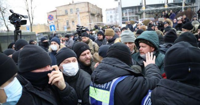 Суд над Порошенком: прихильники екс-президента влаштували бійку з поліцією