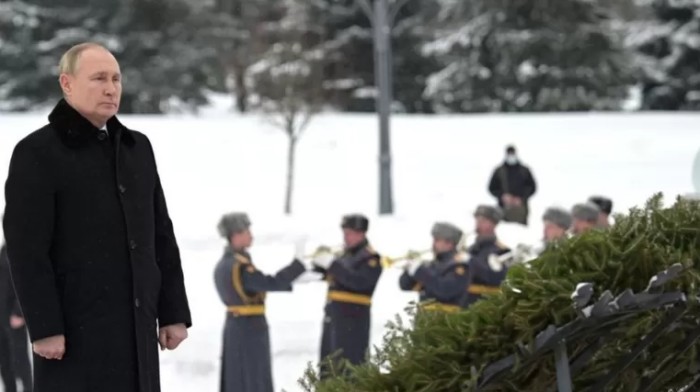 Для Путіна дезінфікували сніг на цвинтарі, де він покладав квіти