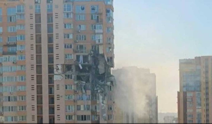 Влучання ракети в багатоповерхівку в Києві: жертв та постраждалих немає
