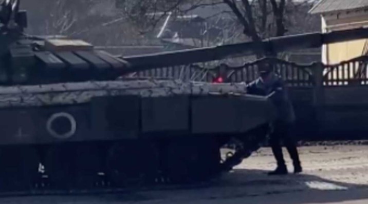 У Бахмачі люди кидаються під ворожі танки: емоційне відео