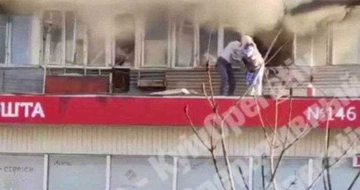 Працівник «Нової пошти» стрибнув рятувати жінку у квартиру з вогнем: вражаюче відео