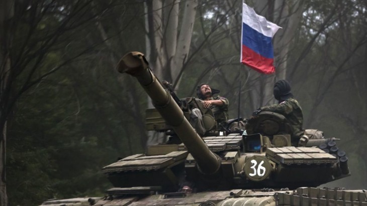«Не бачили такого 8 років»: очевидці повідомляють про сотні танків і бронетехніки на Донбасі