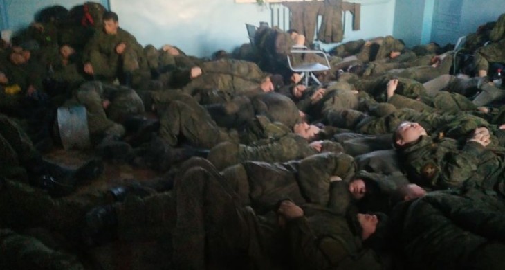 Без їжі та води: РФ покинула понад сотню своїх солдатів на вокзалі поблизу кордону з Україною