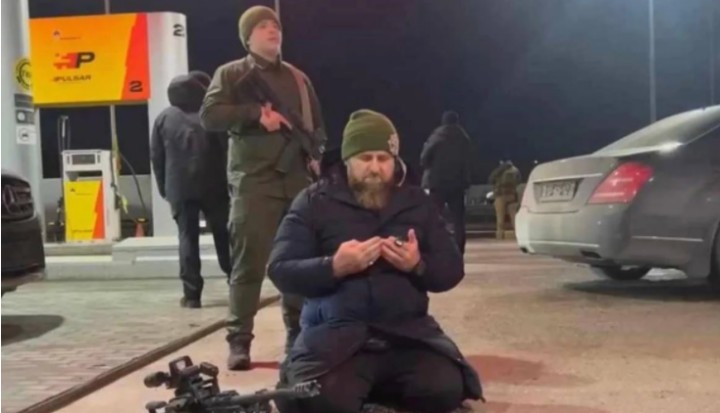 Пропагандисти зганьбилися фото «молитви Кадирова в Україні» з російської АЗС