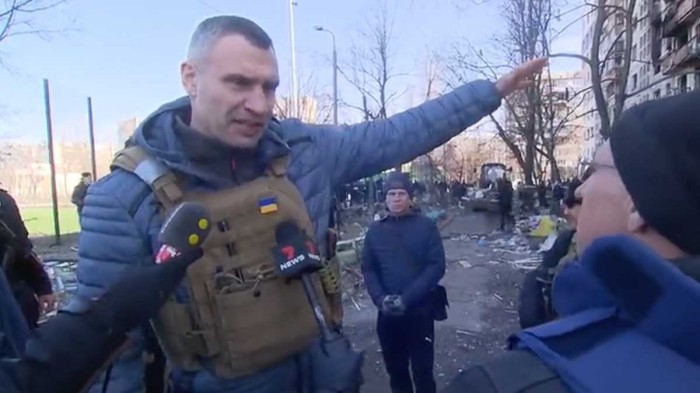 Кличко розлютився на журналіста, який під розбомбленим будинком спитав про «військові об’єкти»