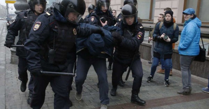 Українців, які живуть у Москві, викликають у поліцію і перевіряють у них телефони