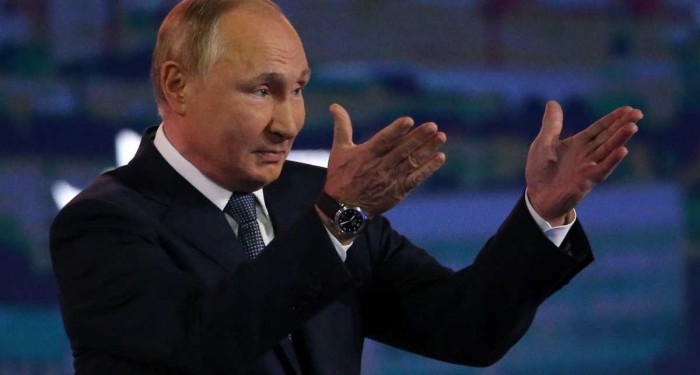 «Путін щасливий»: у МВС пояснили, чому главі Кремля вигідні санкції проти російських олігархів