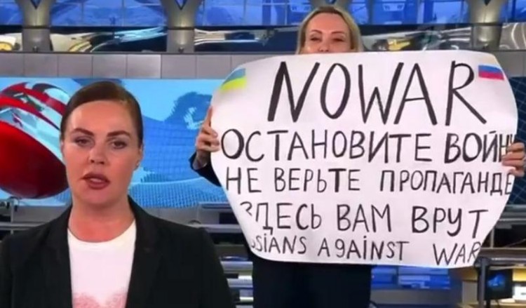 У прямий ефір головного пропагандистського каналу РФ увірвалась дівчина із закликом зупинити війну