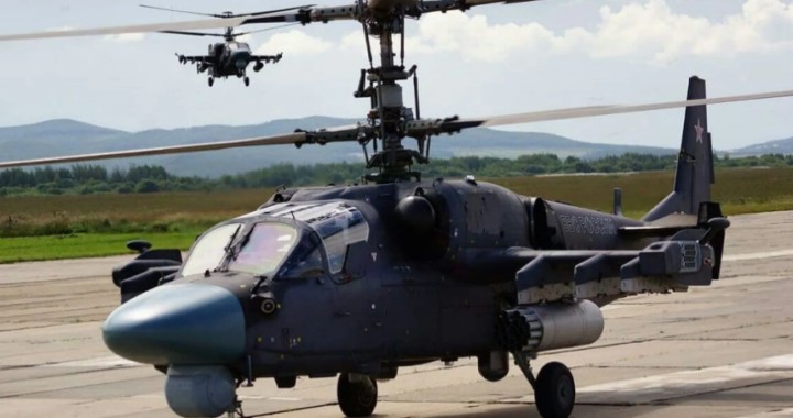Залишився лише попіл: українські захисники показали фото з місця падіння збитого вертольота РФ