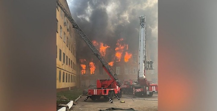 У росії потужна пожежа в центрі повітряної оборони: є загиблий і десятки постраждалих