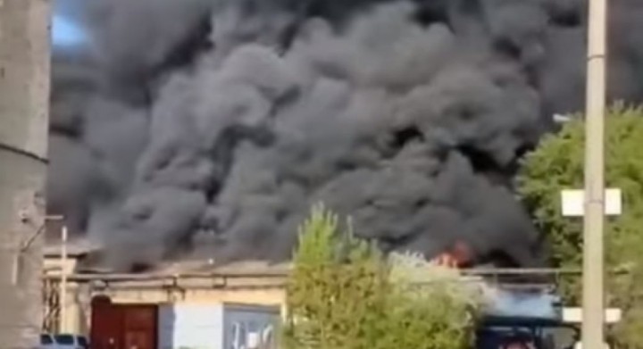 В Росії знову горить: у Новосибірській області спалахнула масштабна пожежа на заводі (фото, відео)