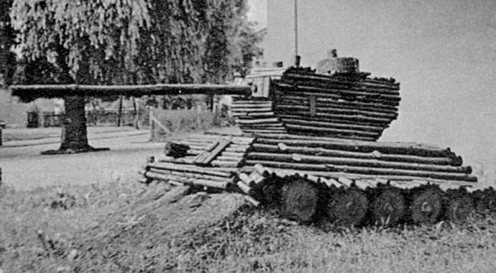 Окупанти «воюють» дерев’яними танками — Генштаб