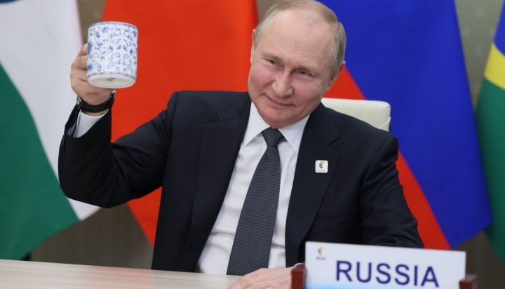 РФ пригрозила швейцарській газеті позовом через зображення Путіна у вигляді клоуна