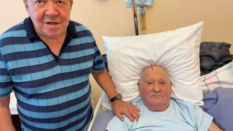 Михайло Горбачов перебуває в лікарні у критичному стані: фото