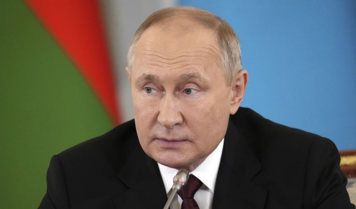 Невзоров про запровадження Путіним воєнного стану: «Істота не знає, як розхльобувати криваву кашу, яку заварила»