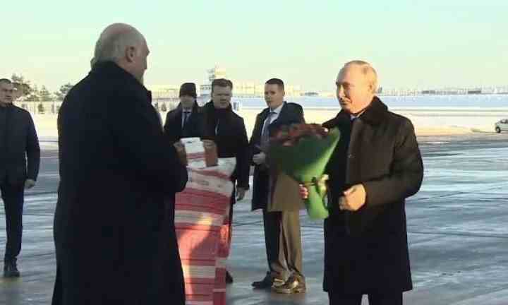 Не помітив останню сходинку на трапі і отримав букет: як Лукашенко зустрічав диктатора Путіна