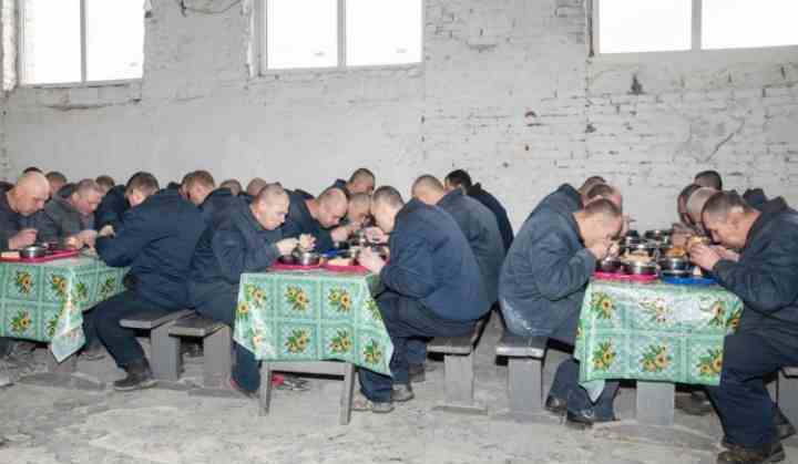 Самі готують, працюють і читають українською: ЗМІ показали, як живуть російські полонені в колонії