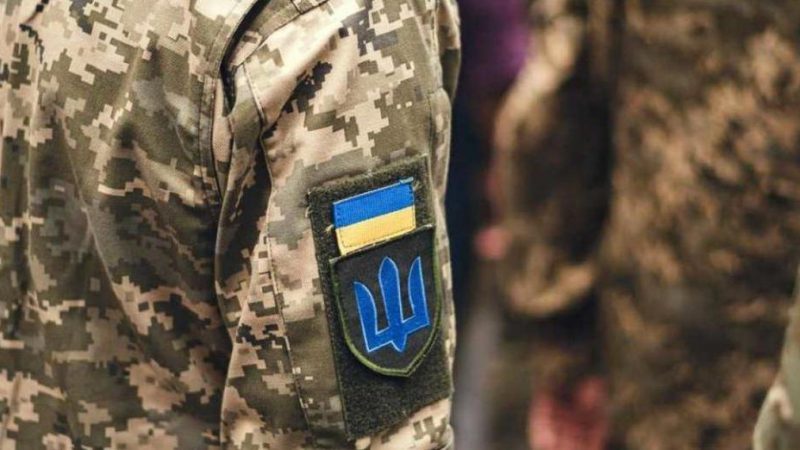 Мобілізація в Україні: 17-річних хлопців подекуди не випускають за кордон – чи законно це