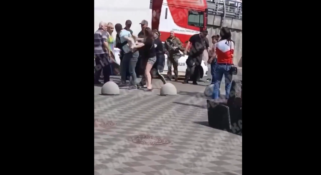 Двоє співробітників ТЦК накинулися на жінок під час конфлікту у Києві: “Диви, Наташку вдарив!”. ВIДЕО