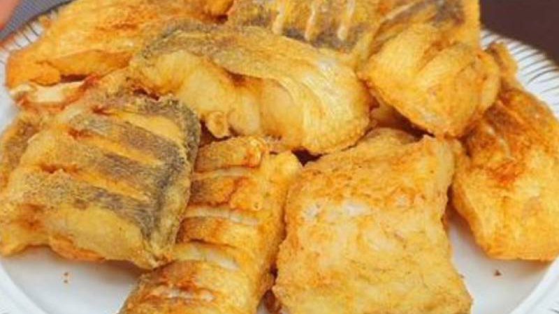 Як я готую найсмачнішу смажену рибу і дуже смачний і підходящий до неї соус! Усі мої друзі просили мене про цей рецепт!