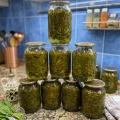 Закриваю щавель на зиму десятками банок — і всю холодну пору варю ароматний зелений борщ без зайвого клопоту
