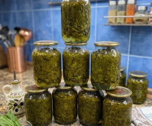 Закриваю щавель на зиму десятками банок — і всю холодну пору варю ароматний зелений борщ без зайвого клопоту
