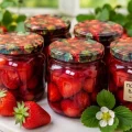 Варення з полуниці, яке розбирають ще до зими: ягідки цілі, а сироп густий, мов мед