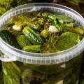 Бочкові мариновані огірки — хрусткі, ароматні та справжній смак літа