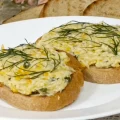 Їмо просто ложками! Кабачкова намазка з 2 сирками — не рецепт, а справжній “шедевр”