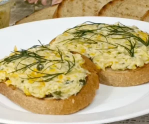 Їмо просто ложками! Кабачкова намазка з 2 сирками — не рецепт, а справжній “шедевр”