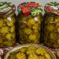 Огірочки-пікулі з цибулею та гірчицею — хрусткі, кисло-солодкі й неймовірно смачні