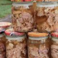 Варю, а потім зберігаю холодець круглий рік, він зажди буде свіжий! Краще ніж тушонка.