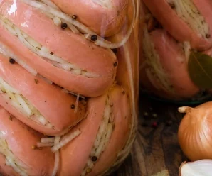 Мариновані сардельки з цибулею — пікантна закуска, яка здивує гостей