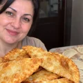Хрусткі чебуреки з пухирцями та соковитою начинкою: мій улюблений домашній рецепт