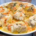 Ніжний мінтай у сметанному соусі: соковита риба з цибулею та морквою